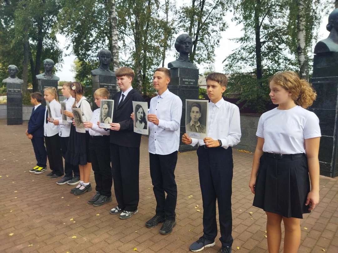 Линейка в сквере комсомольцев-подпольщиков.